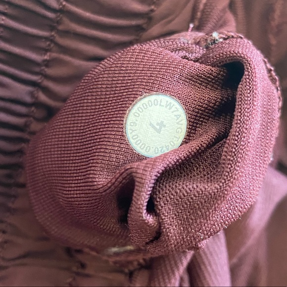 Lululemon Hotty Hot Short II *Long 4" Cassis Size 4 - Picture 11 of 11